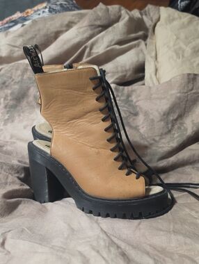 DR.MARTENS Tan Leather Lace-Up Heeled Bootie with Black